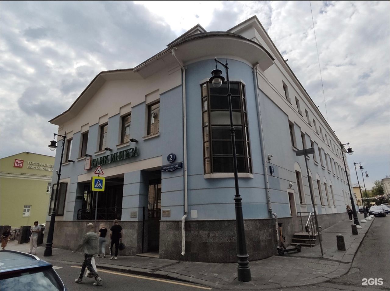 В мае 2023 в небольшое трехэтажное здание головного офиса банка Интеза на Петровериговском переулке, 2 (Москва) перерегистрировалось АО Новые Системы и Технологии